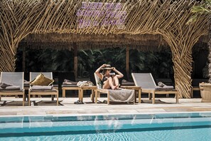 Una piscina cubierta, una piscina al aire libre, tumbonas