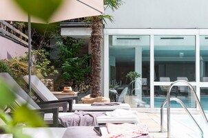 Una piscina techada, una piscina al aire libre