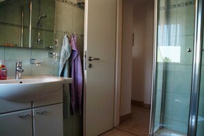 Haartrockner, Handtücher, Toilettenpapier