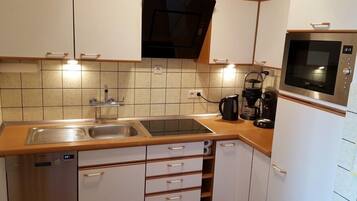 Kühlschrank, Mikrowelle, Ofen, Geschirrspüler