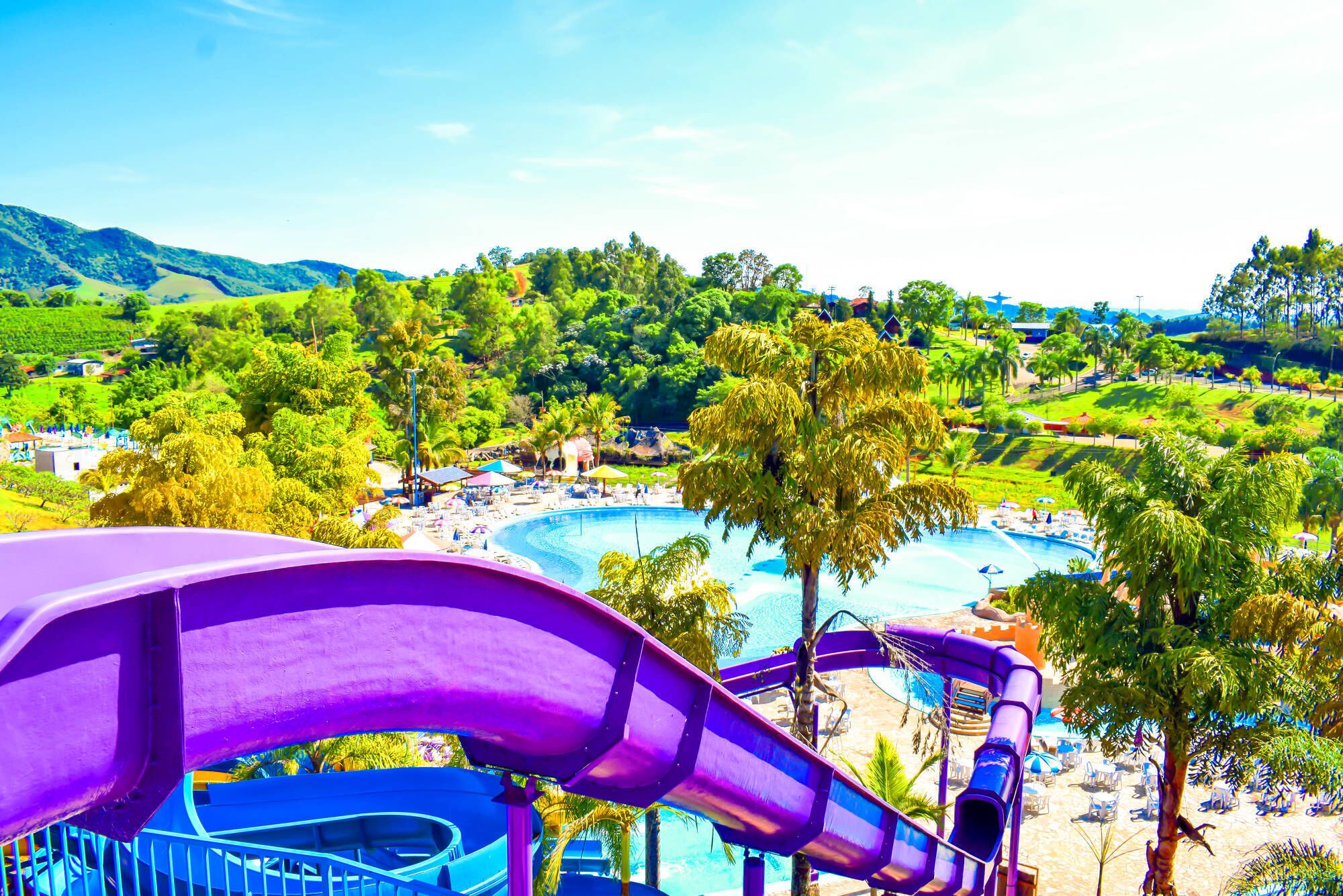 5 albercas al aire libre, sombrillas en la alberca y camastros 