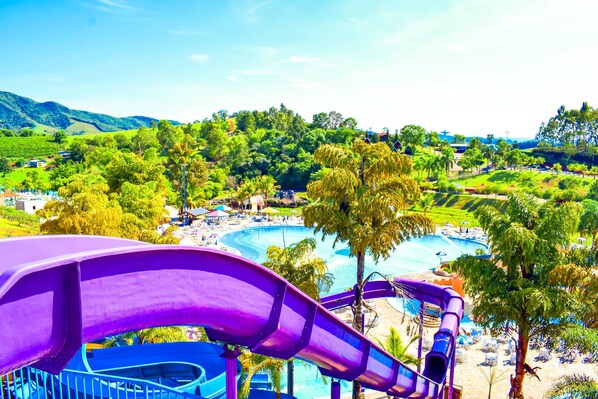 5 piscines extérieures, parasols de plage, chaises longues