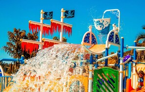 5 piscines extérieures, parasols de plage, chaises longues