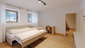 A bedroom with a bed, a desk, and a chair. - Borésc with private bio sauna (Livinallongo del col di lana)