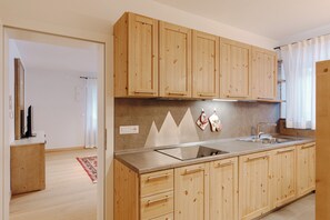 Kühlschrank, Ofen, Geschirrspüler, Wasserkocher mit Kaffee-/Teezubehör