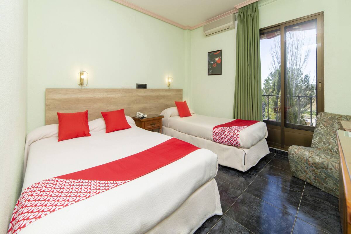 Habitación triple | Escritorio, wifi gratis, ropa de cama