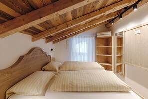 2 bedrooms, internet, bed sheets