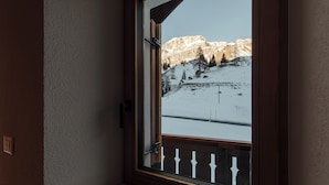 A window with a view of a snowy mountain landscape. - Sas Ciapel with private bio sauna (Livinallongo del col di lana)
