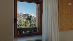 A window with a view of a mountainous landscape. - Aurone with private bio sauna (Livinallongo del col di lana)