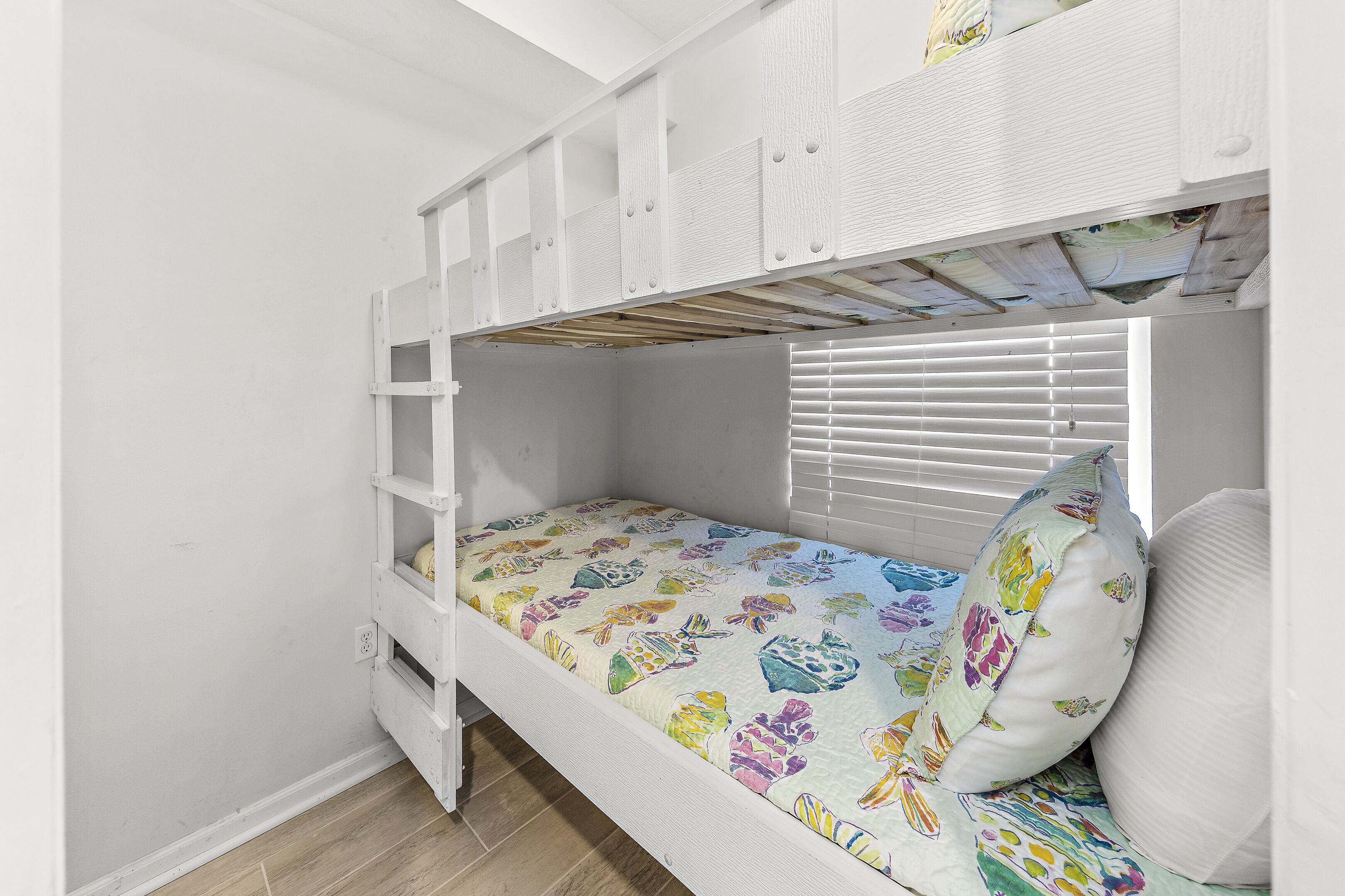 Condo com design assinado, 3 quartos, sacada, vista para a praia | 3 quartos, ferros/tábuas de passar roupa, Wi-Fi de cortesia