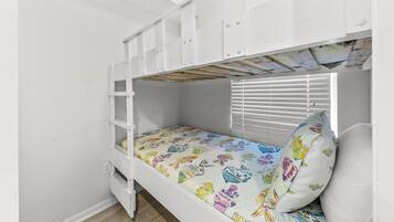Condo com design assinado, 3 quartos, sacada, vista para a praia | 3 quartos, ferros/tábuas de passar roupa, Wi-Fi de cortesia