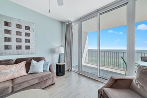 Appart'hôtel Familial, 3 chambres, balcon, vue océan | Salle de séjour