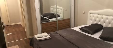 Habitación doble Deluxe | Ropa de cama de alta calidad, insonorización y wifi gratis