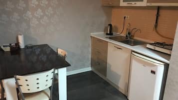 Deluxe Double Room | Private kitchenette | Coffee/tea maker, fridge