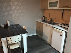 Deluxe Double Room | Private kitchenette | Fridge, coffee/tea maker