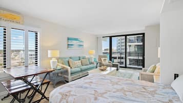 Condo Prestigio, 1 habitación, acceso a la alberca, vista parcial al océano | 1 habitación, decoración personalizada y muebles diferentes