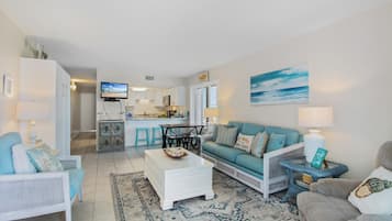 Condo com design assinado, 1 quarto, acesso à piscina, vista parcial para o oceano | Sala de estar | DVD player