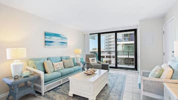 Condo Prestigio, 1 habitación, acceso a la alberca, vista parcial al océano | Sala de estar | Reproductor de DVD