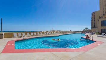 Una piscina techada, una piscina al aire libre