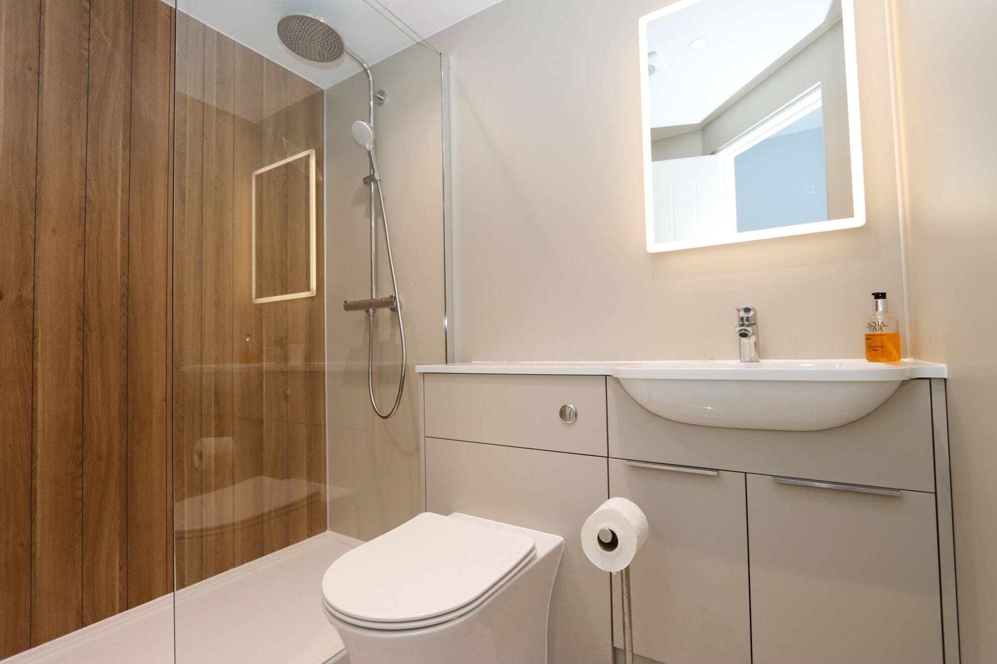 Ein modernes Badezimmer mit Dusche, Toilette und Waschbecken.