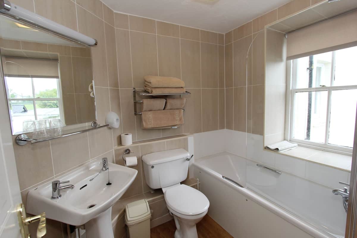 double room, ensuite | bathroom
