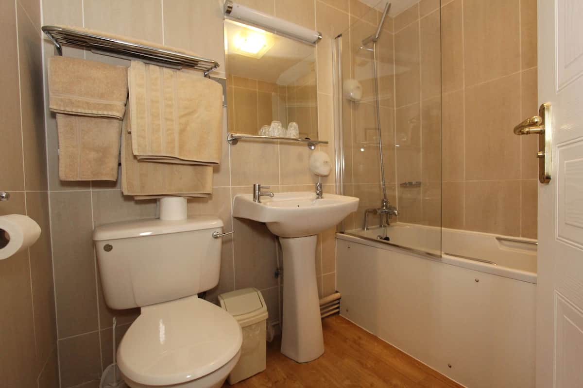double or twin room, ensuite | bathroom