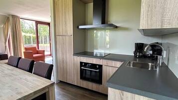 Een koelkast, een magnetron, een oven, een vaatwasser