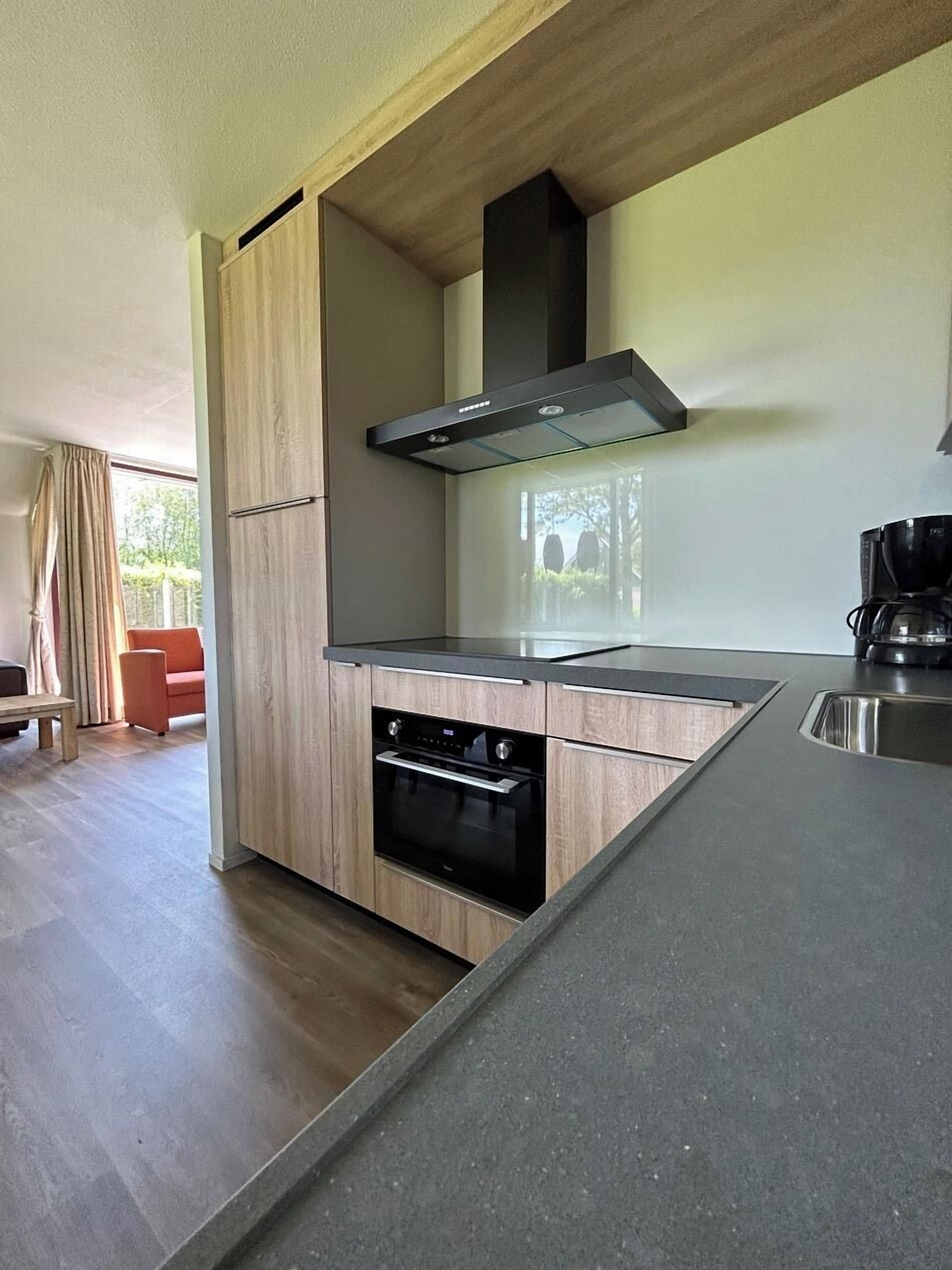 Een koelkast, een magnetron, een oven, een vaatwasser