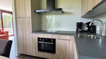 Een koelkast, een magnetron, een oven, een vaatwasser