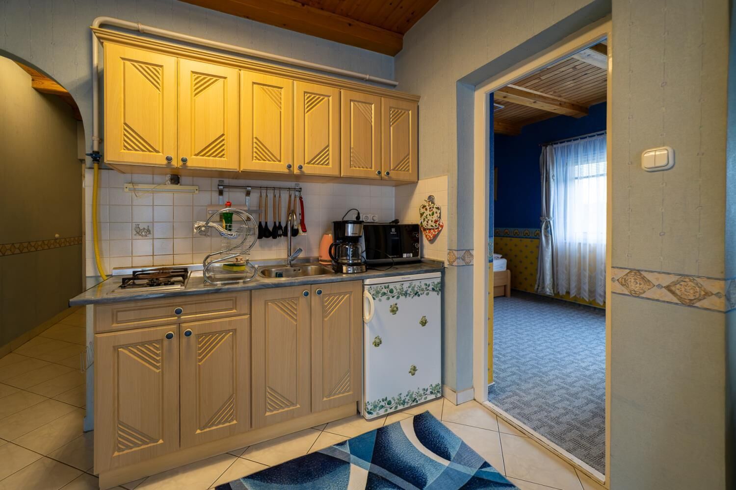 Frigorífico, microondas, cafetera o tetera y tostadora