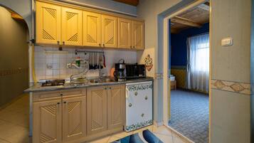 Réfrigérateur, micro-ondes, cafetiÚre/bouilloire, grille-pain