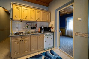 Jääkaappi, mikroaaltouuni, kahvin-/teenkeitin, leivänpaahdin