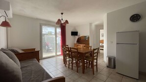Unclassified image, 2 of 9, button - Cozy 3-Room Apartment, A/C, Pool, Pets Welcome, Free Parking, Near Pont d'Arc (Vallon-Pont-d'Arc)