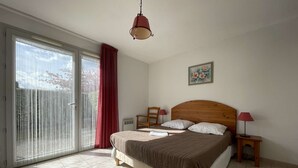 Unclassified image, 4 of 9, button - Cozy 3-Room Apartment, A/C, Pool, Pets Welcome, Free Parking, Near Pont d'Arc (Vallon-Pont-d'Arc)