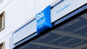 Ein Hotelschild mit dem Namen "ibis budget hotels" und dem Schriftzug "Gennevilliers", der den Standort angibt.