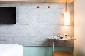 Habitación doble | Ropa de cama de alta calidad, escritorio y cortinas blackout