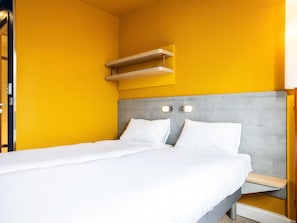 Habitación con 2 camas individuales | Ropa de cama de alta calidad, escritorio y cortinas blackout