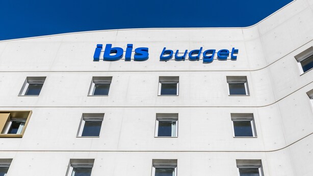 Ein Gebäude mit der Aufschrift 'ibis budget' an der Fassade.