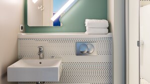 Ein Badezimmer mit Waschbecken, Toilette und Duschbereich.