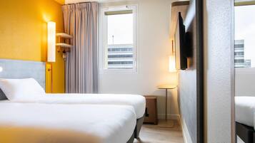 Chambre avec lits jumeaux | Literie de qualité supérieure, bureau, rideaux occultants