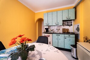 Jääkaappi, mikroaaltouuni, kahvin-/teenkeitin, leivänpaahdin