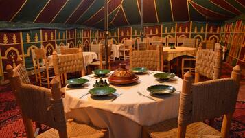 Melayani sarapan, makan siang, makan malam; sajian masakan lokal