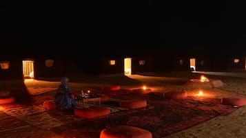 Melayani sarapan, makan siang, makan malam; sajian masakan lokal