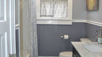 Signature House, 3 Bedrooms, Garden View, Ground Floor | Bathroom | Combined shower/tub, free toiletries, hair dryer, shampoo