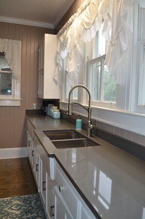 Hus – signature, 3 soverom, hageutsikt, 1. etasje | Eget kjøkken | Kjøleskap, mikrobølgeovn, ovn og kokeplater