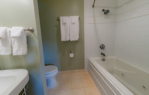 Combined shower/tub, rainfall showerhead, free toiletries, towels