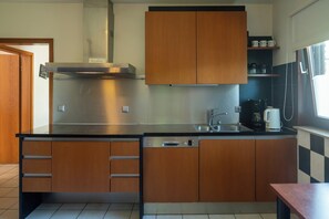 Fridge, microwave, dishwasher, coffee/tea maker