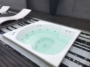 Outdoor spa tub - Studio IQ (Buenos Aires)