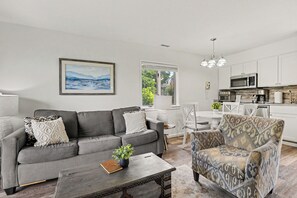 TV - 🏖️ Gorgeous Chic Beach Front Condo ➠ 5593 (Williamsburg)