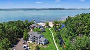 Un quartier résidentiel comprenant une grande maison, un parking et une plage.